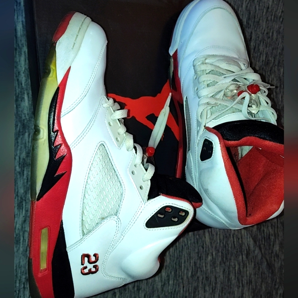 Air Jordan 5 (Fire Red)